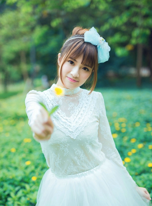其他人纷纷戒备起来，顺着那名将士所指的方向，所有人目光看过去，却见江面之上，一艘大船朝着这边飘来，但奇怪的是，那船上看不到一个人，仿佛是一艘空船一般，在江面上飘荡。